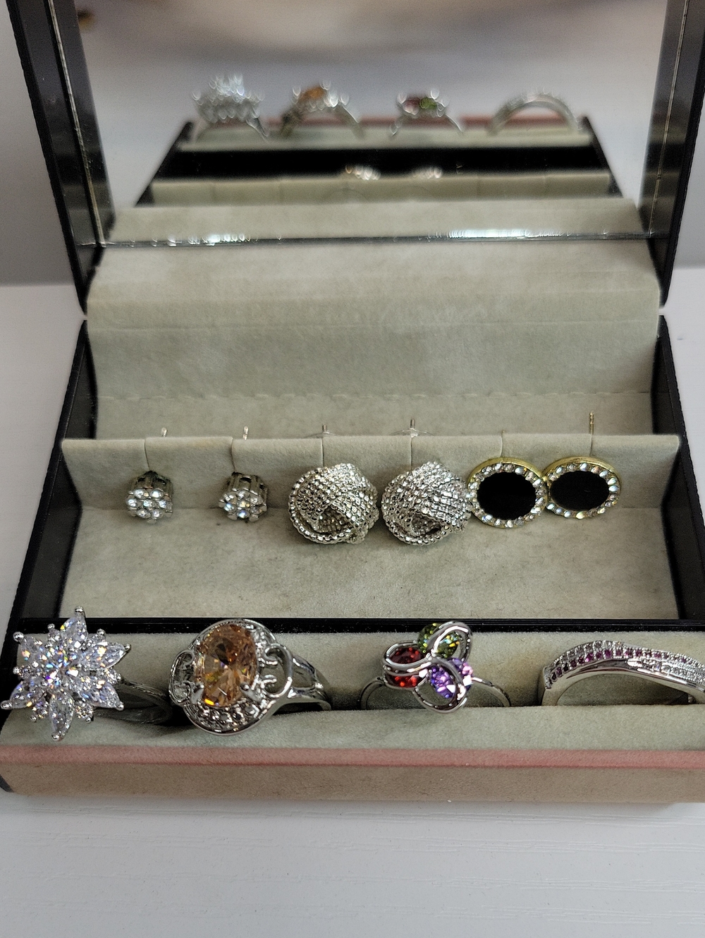 Travel Jewelry Box With Sz7 Rings & Earrings - Picture 2 of 3